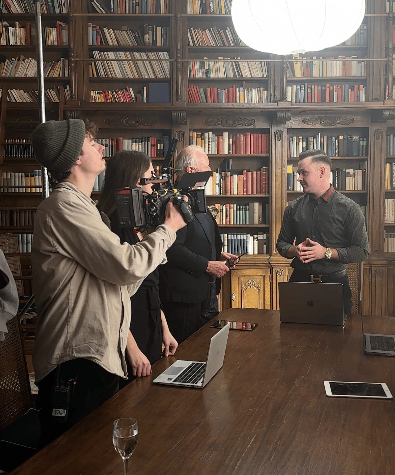Interview-Setup in einer Bibliothek