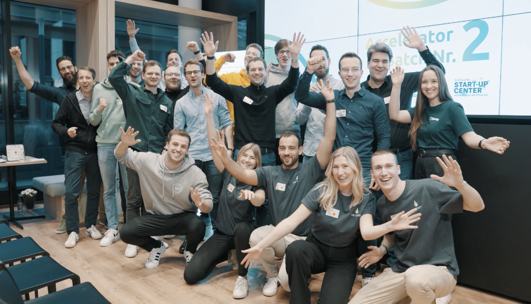 Jubelndes Team beim Accelerator-Demo-Day im Start-up-Center