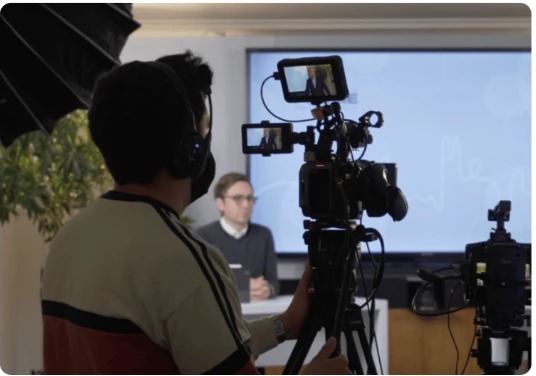 Kamerateam beim Dreh eines Interviews auf einem Event