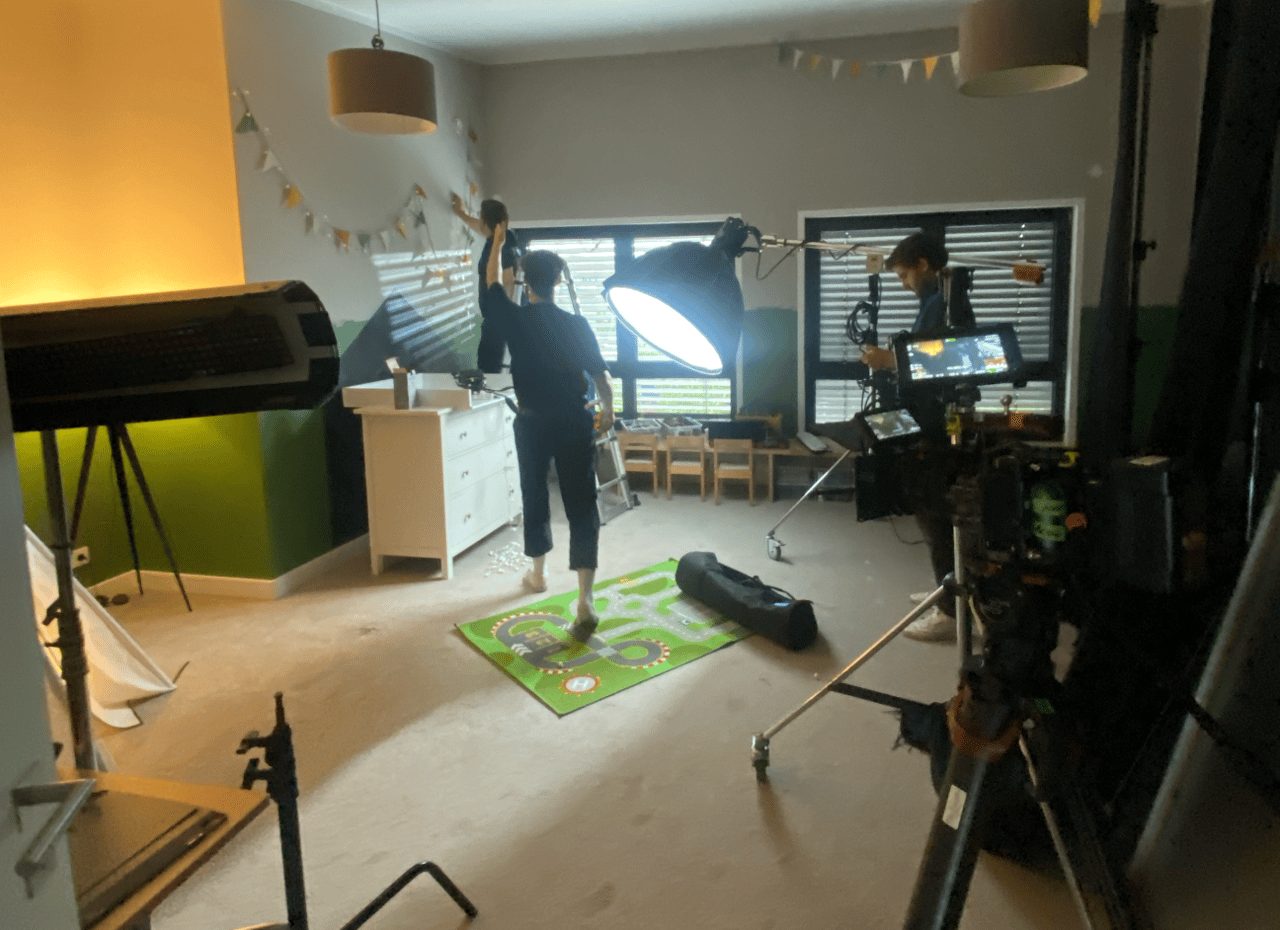 Filmcrew mit Kamera bei einer Produktion